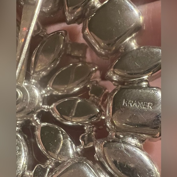 Kramer Vintage *signed Silver tone large Sparkly Rhinestone brooch~clear stones! - Picture 8 of 8